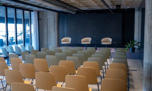Sala de conferencias del Terminal Hub con asientos para presentaciones