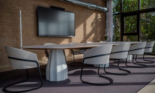 Sala de reuniones con luz natural y vistas al exterior en The Terminal Hub